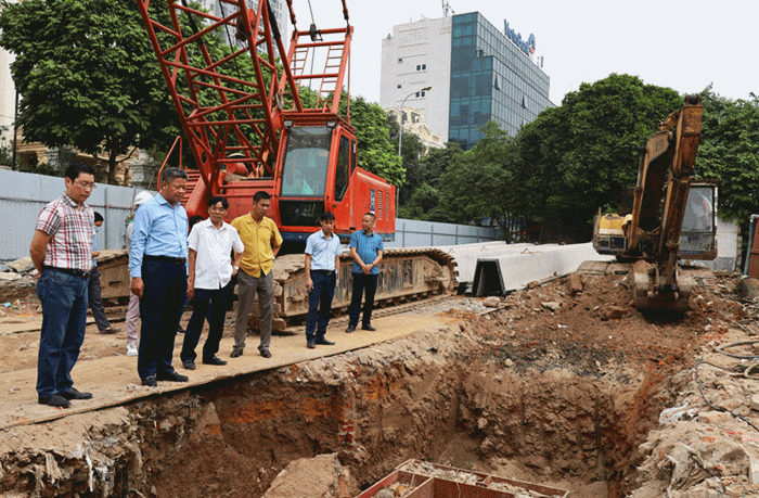 Trước đó, ngày 15/11, ông Nguyễn Mạnh Quyền - Phó Chủ tịch UBND TP Hà Nội đã đi kiểm tra và làm việc với các sở, ngành, quận Hà Đông để đẩy nhanh tiến độ thực hiện dự án trạm bơm Yên Nghĩa. (Ảnh: Kinh tế & Đô thị).