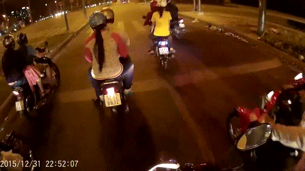 Nam thanh niên vượt đèn đỏ gây tai nạn ở ngã tư.