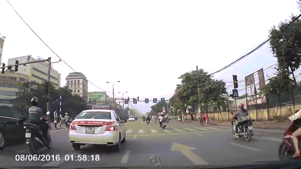 Đang dừng đèn đỏ ở ngã tư cô gái bị xe khách đâm lăn quay trước mặt CSGT.