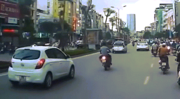 Nam thanh niên lạng lách, đánh võng, tạt đầu xe ô tô và nhận cái kết đắng.
