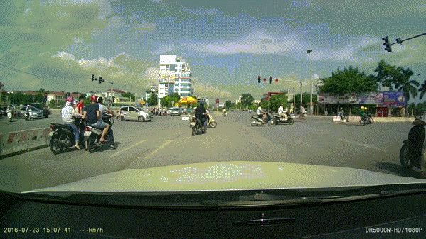 Xe máy vượt đèn đỏ bị taxi đâm.