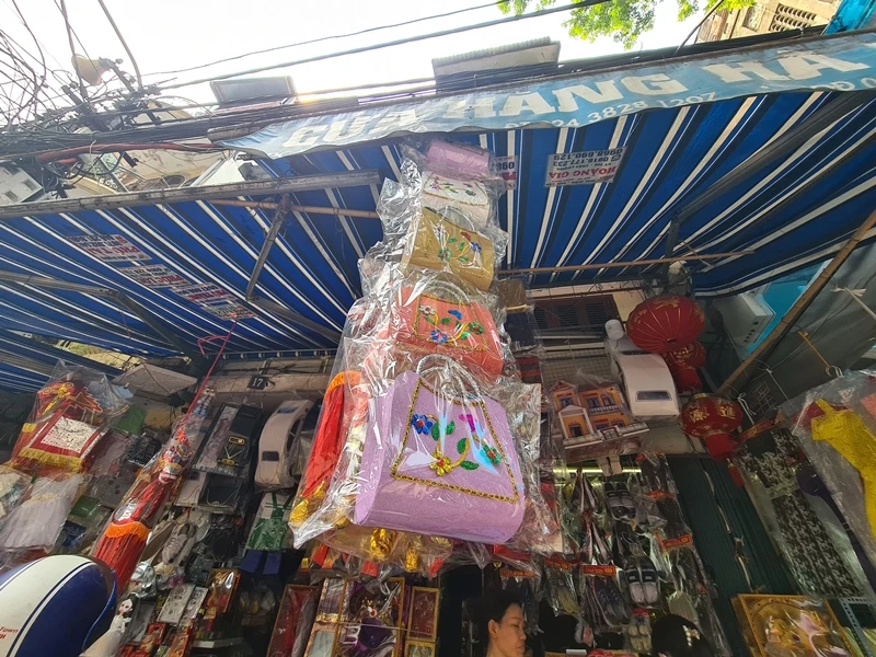 Rằm tháng 7, “xế sang, hàng hiệu” cho người cõi âm ế ẩm mùa dịch