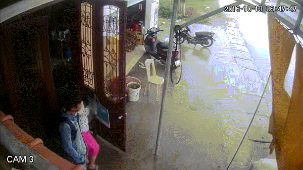 "Xe khách nhiệt tình" vào tận nhà dân đón khách.