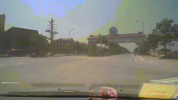 Nam thanh niên đi xe máy "né" CSGT Hà Nội bị ngã lộn cổ xuống đường.