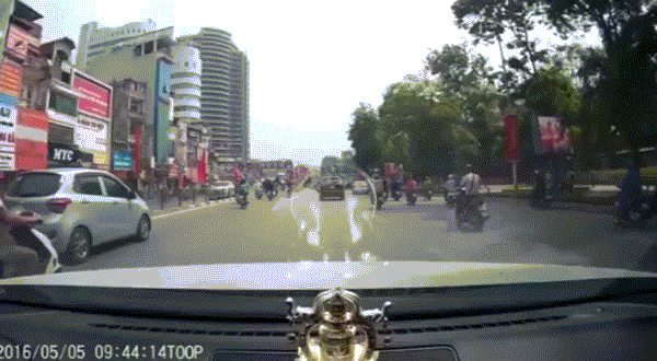 Kiểu sang đường không bao giờ để ý người khác.