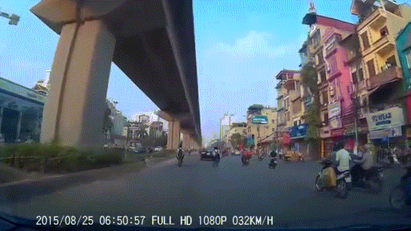 "Nin Ja" sang đường tạ đầu ô tô, rất may không xảy ra tai nạn giao thông.