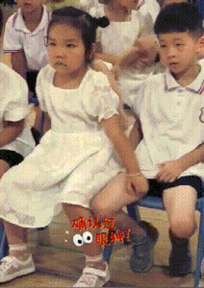 Be gai mau giao dung cham vung nhay cam cua ban nam cung lop