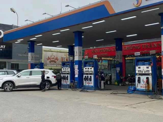 [SPOTLIGHT] Khan hiếm dầu diesel cục bộ nhiều tỉnh, Petrolimex nói không thiếu tổng nguồn
