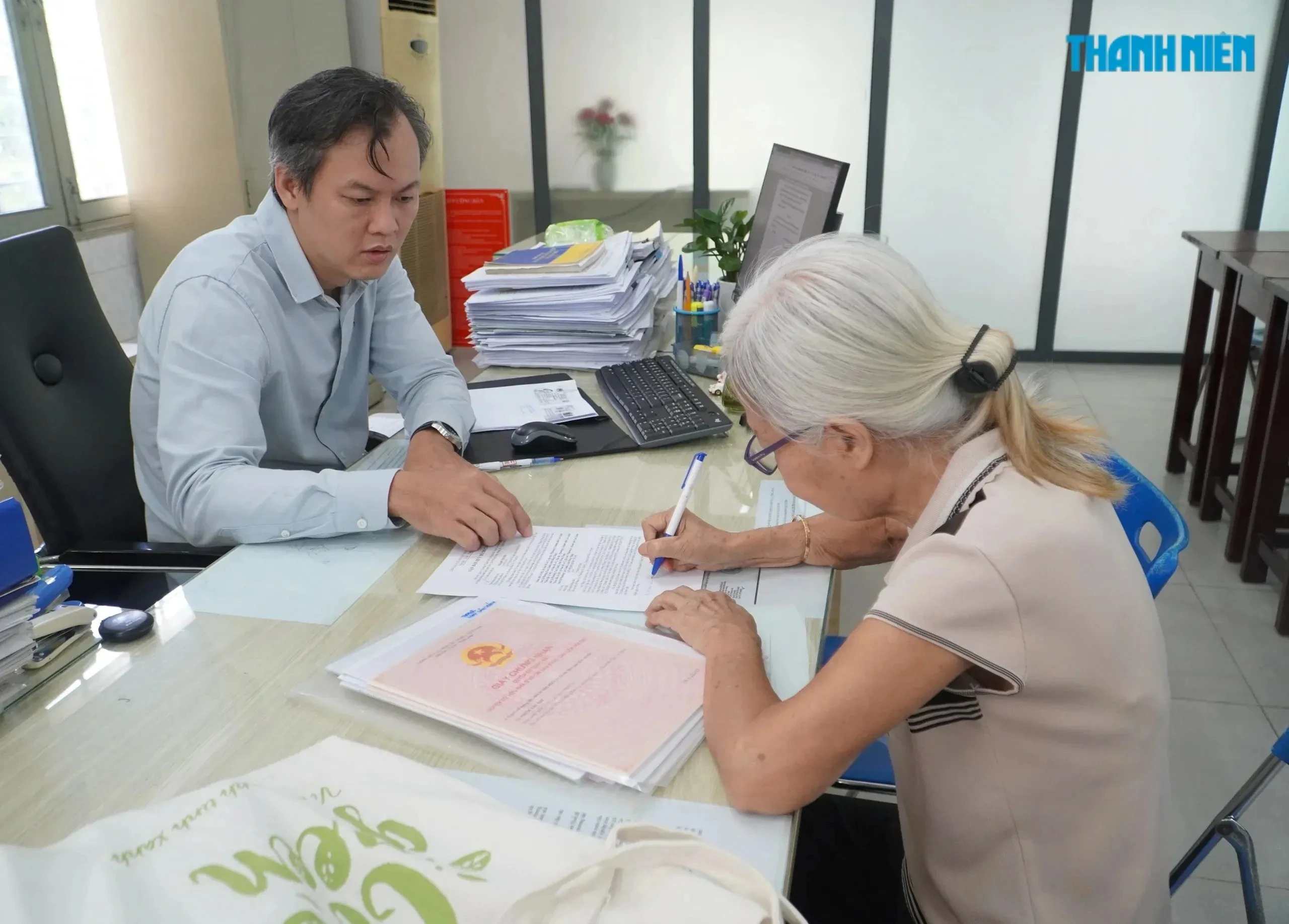Đề xuất bỏ công chứng mua bán nhà đất: Luật sư cảnh báo rủi ro
