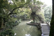 Kỳ lạ ngôi làng có cái ao không bao giờ vơi nước