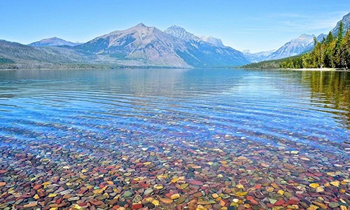 Hồ nước chứa hàng triệu viên sỏi 7 sắc cầu vồng