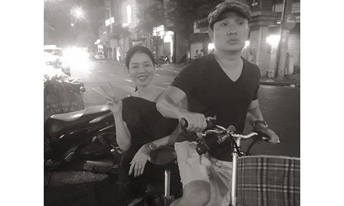 Lệ Quyên có siêu xe, túi tiền tỷ vẫn hồn nhiên…đi xe đạp