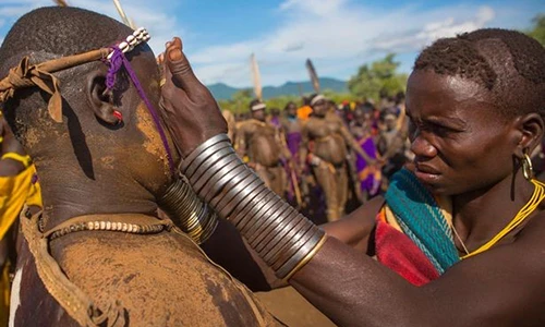 Lạ lùng cuộc thi bụng bự tìm "nam hậu" ở Ethiopia