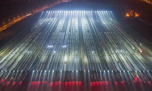 Tàu cao tốc xếp hàng chờ đưa người Trung Quốc về quê ăn Tết