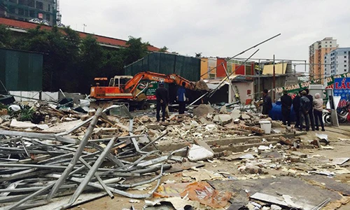 Máy xúc, cần cẩu ra quân, ngổn ngang đại công trường dẹp vỉa hè