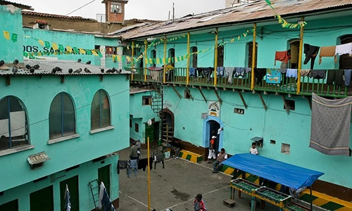 Nhà tù lạ lùng: Sản xuất ma túy, sống cùng gia đình