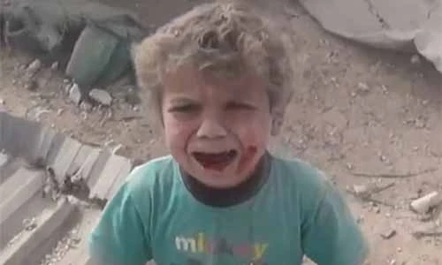 Bé trai mình đầy máu và bụi đất khóc tìm mẹ giữa bom đạn