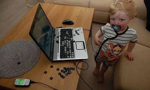 “Bó tay chấm com” với muôn trò nghịch dại của trẻ con 