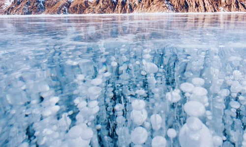 Hồ nước ngọt già nhất thế giới đẹp kỳ ảo trong mùa đông