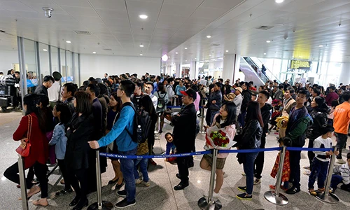 Sân bay Nội Bài chật cứng hành khách từ nước ngoài về ăn Tết