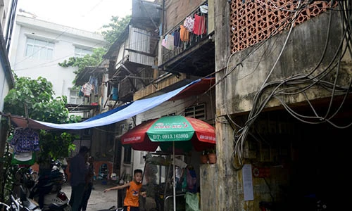 Cảnh cũ nát trong chung cư xập xệ trung tâm Sài Gòn