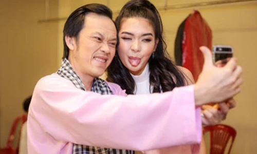 Hoài Linh “nhắng nhít” selfie cùng đàn em