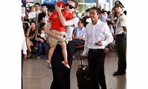 Bất ngờ hành động “soái ca” của Cường Đô la ở sân bay