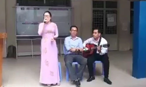 Sốt mạng cô giáo, học sinh toàn trường đồng ca “Lạc trôi”