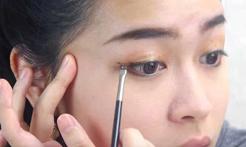 Khi giới trẻ trang điểm bằng củ dền, bột gạo, quả chôm chôm