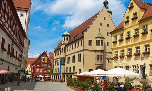 Kinh ngạc thị trấn được bao phủ bởi 72.000 tấn kim cương