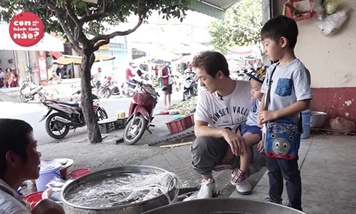 Đăng Khôi vất vả đưa 2 con trai đi chợ thay vợ