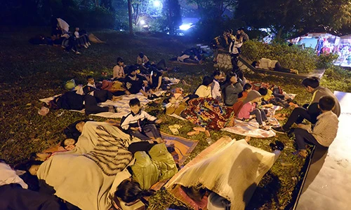 Du khách ngủ qua đêm la liệt ngoài trời tại đền Hùng