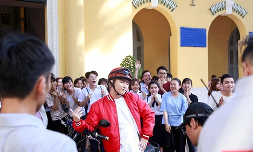 Sơn Tùng M-TP diện cây đỏ trong hậu trường ghi hình