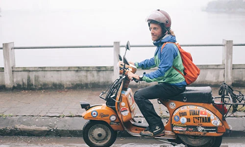 Chàng trai đi xe máy từ Italy đến Việt Nam trong 10 tháng 