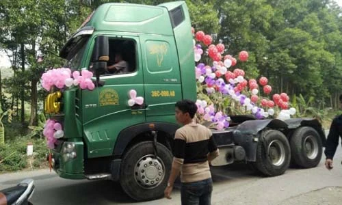 Xôn xao màn rước dâu bằng xe đầu kéo ở Thái Nguyên