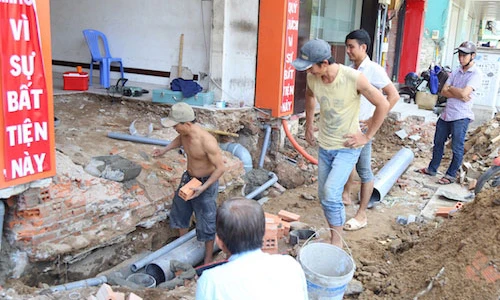 Thợ xây, thợ hàn kiếm bộn tiền vì TP HCM dẹp vỉa hè