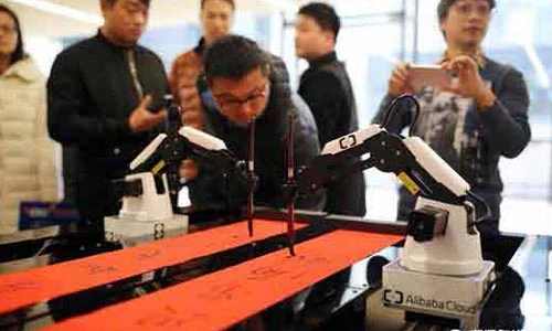 Thích thú xem robot viết câu đối Tết ở Trung Quốc