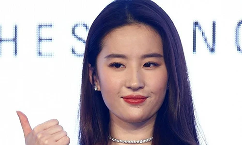 Bất ngờ với nhan sắc thật của Lưu Diệc Phi 