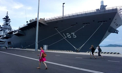 Cận cảnh tàu chiến lớn nhất Nhật Bản tại cảng Cam Ranh