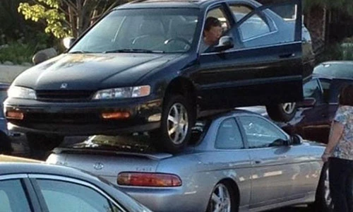 “Chết sặc” với những vụ tai nạn ô tô kỳ quặc