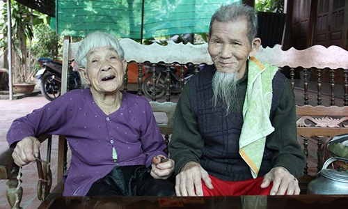Ngưỡng mộ hạnh phúc của cụ ông 97 tuổi và cụ bà 87 tuổi