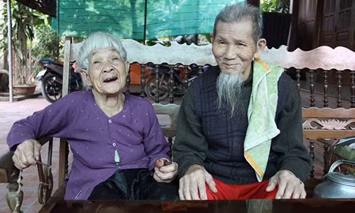 Ngưỡng mộ hạnh phúc của cụ ông 97 tuổi và cụ bà 87 tuổi