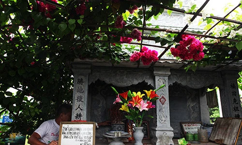 “Soái ca” U80 dựng cả khu vườn tình yêu bên mộ vợ 