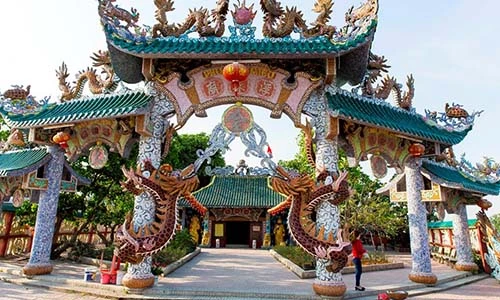 Ngôi miếu hơn ba thế kỷ đi bằng đò mới đến ở TP.HCM