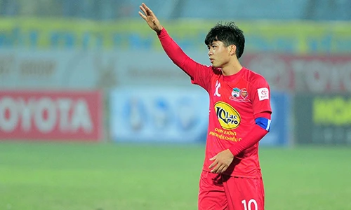 Công Phượng gục ngã vì khó thở sau trận thua đậm