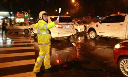 Chùm ảnh: CSGT Hà Nội dầm mưa phân luồng giao thông trong đêm