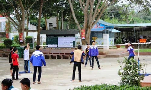 Nghệ An: Lội bùn thăm trường thưởng Tết giáo viên 30.000 đồng