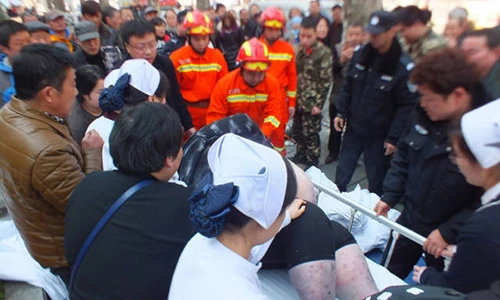 Thanh niên 2 tạ ngã ra đất, 20 người hì hục 2 tiếng đỡ dậy