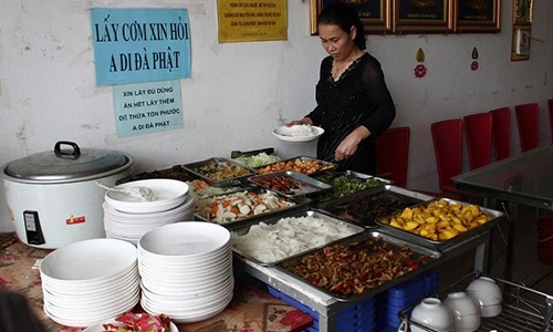 Bất ngờ với quán cơm chay “ăn tùy ý, trả tiền tùy tâm” 