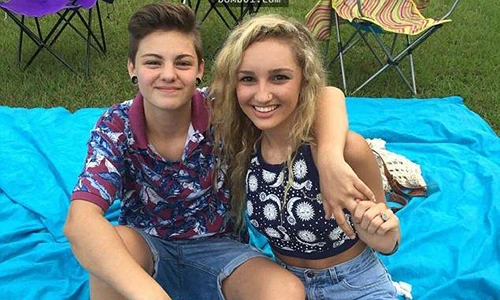 Cặp đôi đồng tính nữ khiến dân mạng thế giới phát sốt